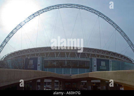 Horizontal in der Nähe ist das neue Wembley-Stadion und es beeindruckenden Bogen an einem grauen Wintertag. Stockfoto