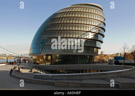 Horizontalen Weitwinkel-Blick auf das moderne Rathaus und die kreisförmige Amphitheater "Scoop" vor einem blauen Himmel. Stockfoto