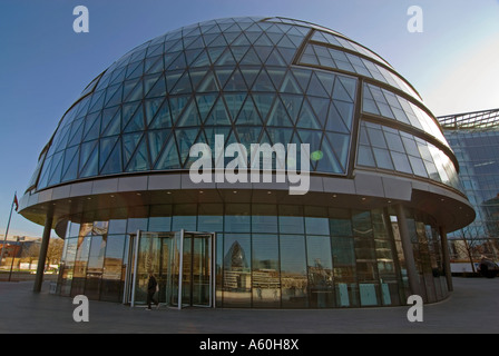 Horizontalen Weitwinkel von rundlichen Fassade des Rathauses vor blauem Himmel. Stockfoto