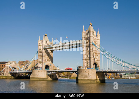 Horizontalen Weitwinkel der legendären viktorianischen Gotik Türme der Tower Bridge überquert die Themse an einem schönen Tag. Stockfoto