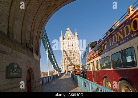 Horizontalen Weitwinkel eines offenen gekrönt Touristen bus über Tower Brücke mit Bewegungsunschärfe, an einem schönen sonnigen Tag. Stockfoto