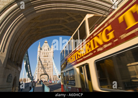 Horizontalen Weitwinkel eines offenen gekrönt Touristen bus über Tower Brücke mit Bewegungsunschärfe, an einem schönen sonnigen Tag. Stockfoto