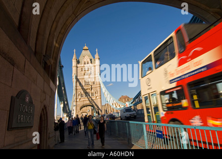 Horizontalen Weitwinkel eines offenen gekrönt Touristen bus über Tower Brücke mit Bewegungsunschärfe, an einem schönen sonnigen Tag. Stockfoto