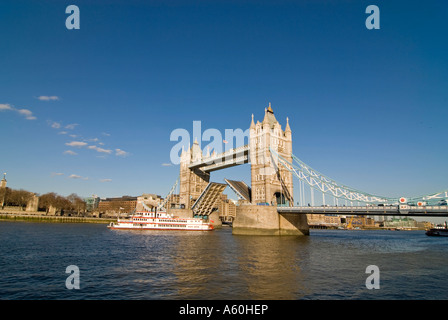 Horizontalen Weitwinkel von Tower Bridge wird ausgelöst, um ein Raddampfer zu ermöglichen, an einem sonnigen Tag unter übergeben. Stockfoto