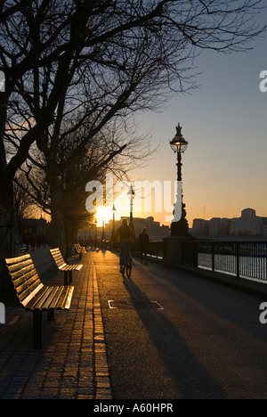 Vertikale Stadtbild von Sonnenuntergang über der Themse von der Promenade "Queen es Walk" auf der Southbank. Stockfoto