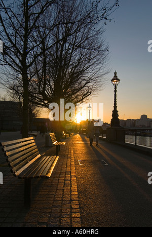 Vertikale Stadtbild von Sonnenuntergang über der Themse von der Promenade "Queen es Walk" auf der Southbank. Stockfoto