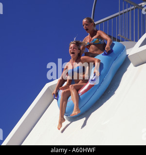 Szene im Aqualand Wasser Abenteuer Park Boomerang Wasserrutsche Magaluf Calvia SW Mallorca Balearen Spanien 11. August 2004 Modell Re Stockfoto