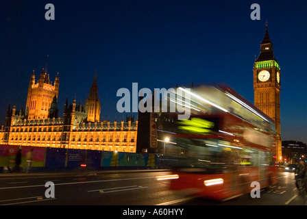 Horizontalen Weitwinkel auf Westminster Bridge von Big Ben und den Houses of Parliament, "Palace of Westminster" nachts beleuchtet. Stockfoto