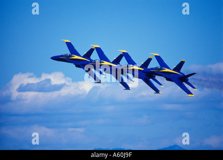 Vier FA 18 Fighter Jets fliegen in engen Formation als Teil einer Blue Angels performance Stockfoto