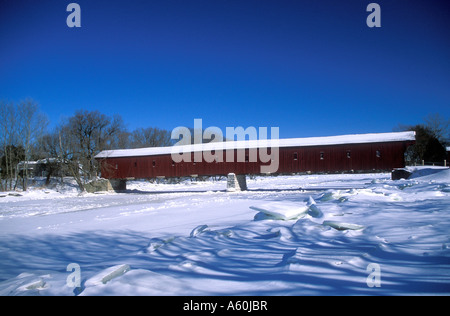 Überdachte Brücke Elmira Ontario Kanada. West Montrose Brücke über den Grand River im Winter Stockfoto