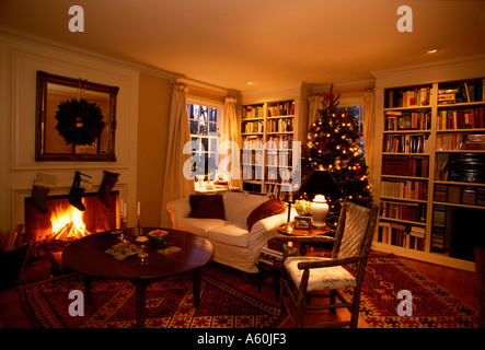 Weihnachten Wohnzimmer mit einem Weihnachtsbaum, Geschenke. Esszimmer