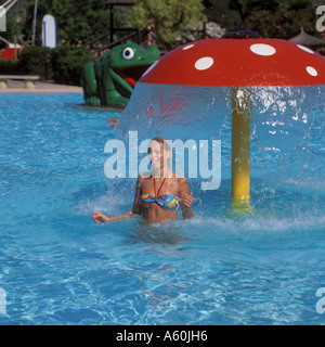 Szene am Abenteuer-Wasserpark Aqualand Wasser frolics junge Dame Magaluf Calvia SW Mallorca Balearen Spanien 11. August 2004 Modell Stockfoto