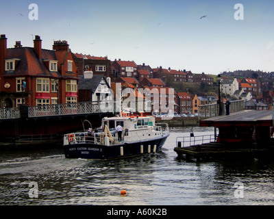 Fischerei Patrouille North Eastern Guardian 2 durch die Drehbrücke im Hafen von Whitby Stockfoto