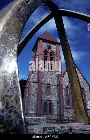 Ein Torbogen aus den Kieferknochen eines Blauwals ziert den Eingang zur Christ Church Cathedral in Port Stanley, die im Mai 2022 zur Stadt erklärt wurde. Stockfoto