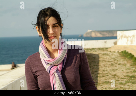Porträt einer jungen Dame in der Festung von Sagres, Algarve Stockfoto