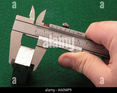 Vernier-Bremssattel in Gebrauch (Englisch und metrische Einheiten) Symbol für Präzision und Qualität Stockfoto