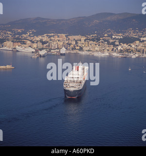 Cunard Cruise Liner Queen Mary 2 QM2 in den Hafen von Palma De Mallorca Balearen Spanien 28. Mai 2004 Stockfoto