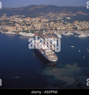 Cunard Cruise Liner Queen Mary 2 QM2 in den Hafen von Palma De Mallorca Balearen Spanien 28. Mai 2004 Stockfoto