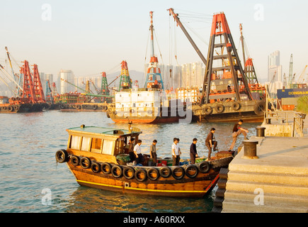 Passagiere über Victoria Harbour aus Hong Kong Island verlassen Wassertaxiboot Fähre auf West Kowloon Waterfront. China Stockfoto