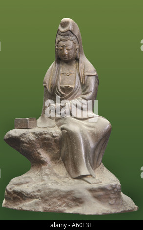 Statuette der Kuan Yin Holding eine Schriftrolle, während auf einem Felsen sitzt. Stockfoto