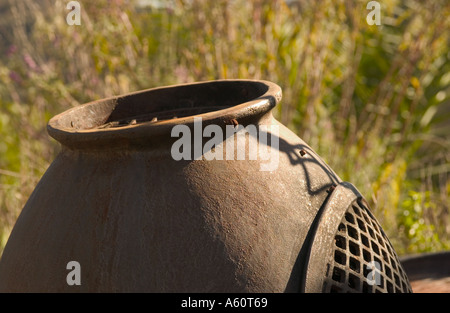 Alte, rostige, Gusseisen Dickbauchofen im Hinterhof Terrasse. Stockfoto