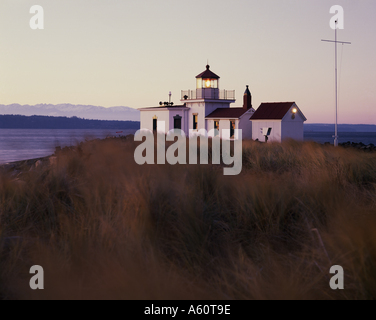 West Point Light Station am Puget Sound mit Olympic Bergkette im Hintergrund Seattle Washington USA Stockfoto