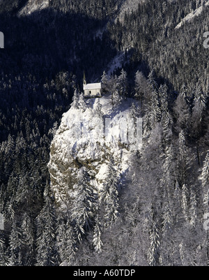 Kapelle am Riederstein Berg in verschneiter Landschaft, Deutschland, Bayern, Tegernsee Stockfoto