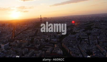 Luftaufnahme von Paris in der Nacht mit den Sonnenuntergang am Horizont Stockfoto