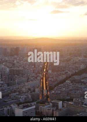 Die grüne u-Bahn-Linie 6 Charles de Gaulle-Etoile Nation gesehen hier oberirdisch auf dem Boulevard Pasteur Montparnasse Paris Stockfoto