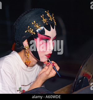 Frau gilt Make-up für Outdoor-chinesische Oper am Clarke Quay am Singapur-Fluss in Singapur in Südostasien Stockfoto