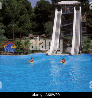 Szene im Aqualand Wasser Abenteuer Park Tsunami Wildwasserbahn Arenal Mallorca Balearen Spanien 8. August 2004 Stockfoto