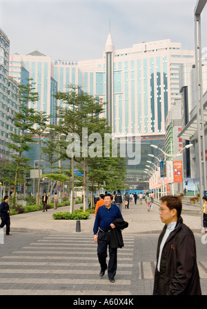 Innenstadt Shenzhen, Guangdong Provinz, China. Guangdong Entwicklungsbank in Lowu Bezirk mit Fußgänger die Straße überqueren Stockfoto