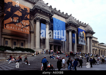 Touristen auf den Stufen des Metropolitan Museum of Art, Fifth Avenue in New York. Stockfoto