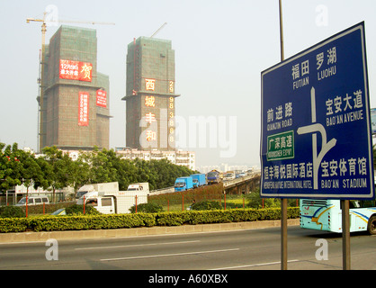 Shenzhen City Centre Bürohaus Apartments unter Baugerüsten über Autobahn Zeichen veröffentlichen. Guangdong Provinz, China Stockfoto