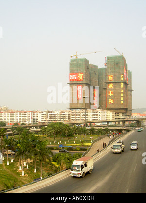 Shenzhen City Centre Bürohaus Apartments unter Baugerüsten. Provinz Guangdong China Stockfoto