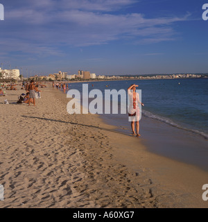 Späten Nachmittag Ansicht Dame ein Spaziergang entlang der Gewässer Rand nach Osten entlang dem Strand Playa de Palma Platja de Palma Palma De Mallorca B Stockfoto
