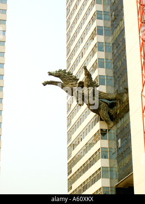 Hochhaus mit Pferdeskulptur Haiwang Plaza. Nanshan District der Stadt Shenzhen in der Provinz Guangdong, China Stockfoto