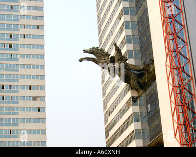 Hochhaus mit Pferdeskulptur Haiwang Plaza. Nanshan District der Stadt Shenzhen in der Provinz Guangdong, China Stockfoto