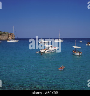 Szene in Cala Varques mit Freizeit Handwerk Lilo Dame südlich von Porto Cristo SW Mallorca Balearen Spanien Stockfoto