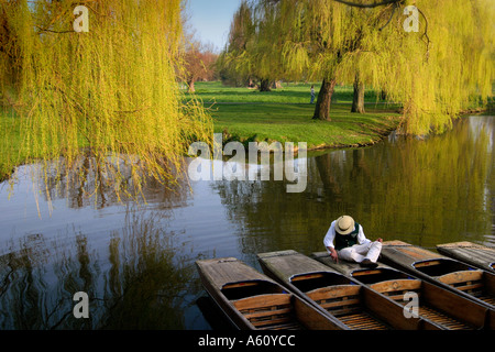 Auf dem Fluss flache Cam unter Trauerweiden Cambridge England Stockfoto