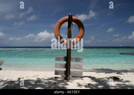Rettungsring auf Post am Strand in Bandos, Malediven Stockfoto