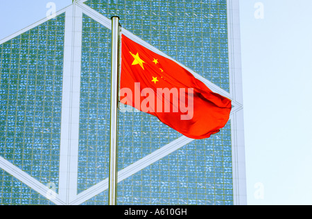 Chinesische Flagge gegen Windows von ultra-modernen Design Bank of China high-Rise Bürohaus. Central District, Hong Kong Island Stockfoto