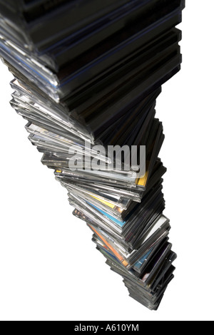blickte auf einen sehr hohen Stapel der cd-Hülle auf der jeweils über. drei von drei Bilder, das eine hat einen isolierten weißen Hintergrund Stockfoto