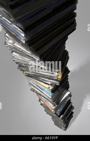 blickte auf einen sehr hohen Stapel der cd-Hülle auf der jeweils über. zwei von drei Bilder dies hat man einen Flugzeug weißen Hintergrund Stockfoto