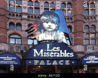 Les Miserables Billboard auf dem historischen Palace Theatre Shaftesbury Avenue West End Theater und Unterhaltung London Musical Show england UK Stockfoto