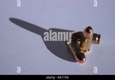 45 acp-Kugeln auf weißen Tisch Stockfoto