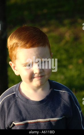 Rote behaarte junge mit unterschiedlichen Gesichtsausdrücken Stockfoto