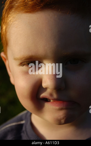 Rote behaarte junge mit unterschiedlichen Gesichtsausdrücken Stockfoto