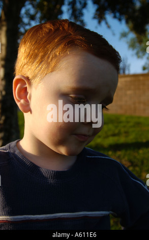 Rote behaarte junge mit unterschiedlichen Gesichtsausdrücken Stockfoto