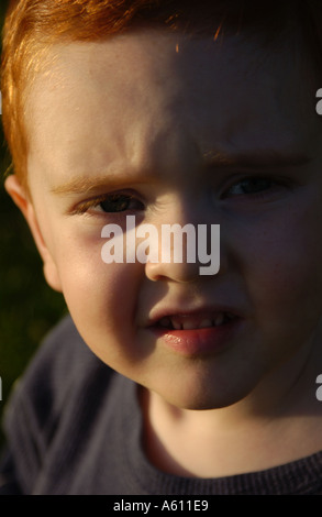 Rote behaarte junge mit unterschiedlichen Gesichtsausdrücken Stockfoto